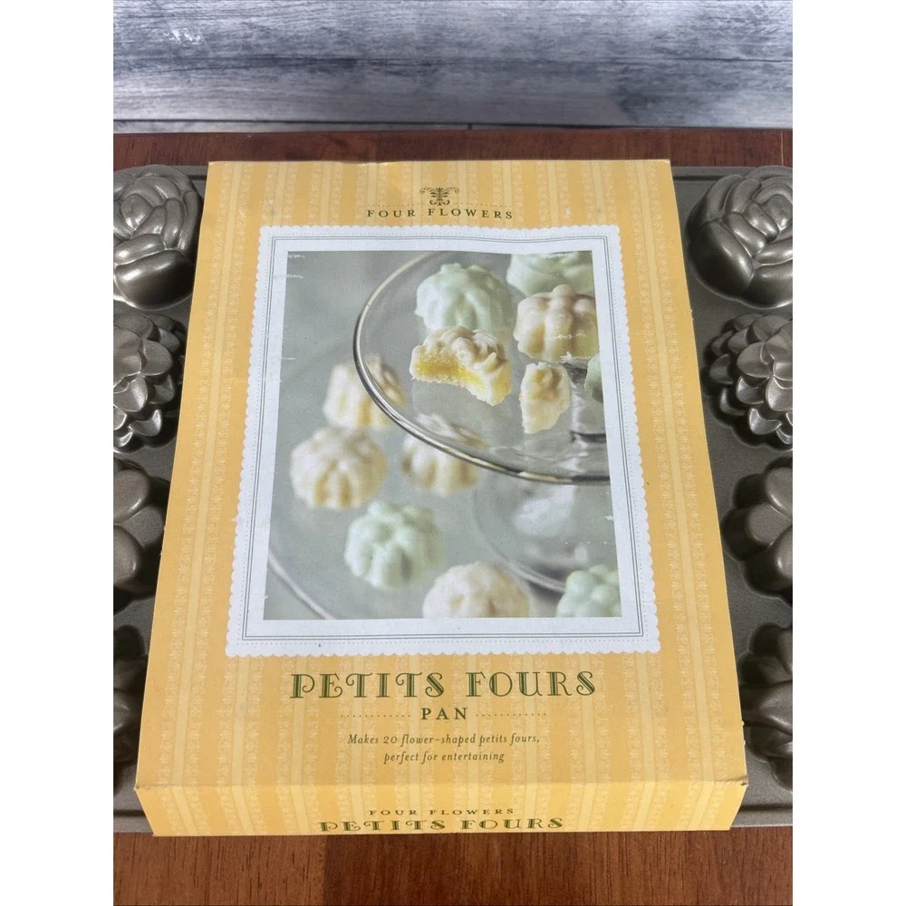 Nordic Ware Petit Fours Cake Pan Baking Mold Cast Aluminum Non-Stick 20 Flowers